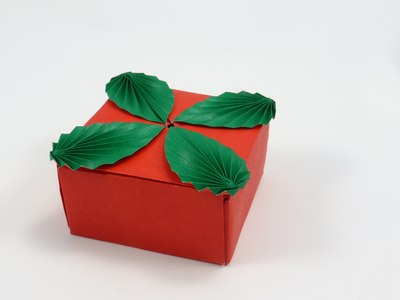 Box with Leaves, tip-to-tip (Michał Kosmulski)