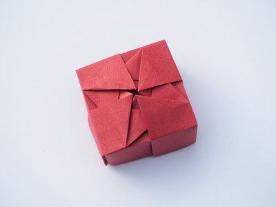 Box with Woven Triangles VIII (Michał Kosmulski)